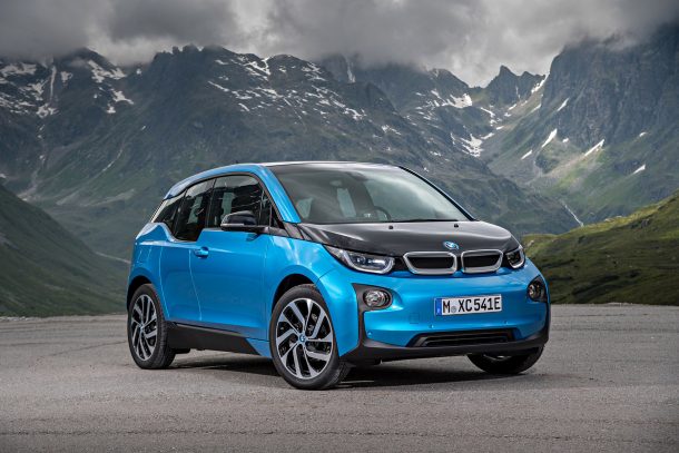 Um mit angekündigten, reichweitenstarken Elektroautos wie dem Opel Ampera-e wieder auf Augenhöhe zu fahren, bekommt der BMW i3 2018 ein erneutes Batterie-Update: Dann soll die Reichweite auf 450 Kilometer nach aktuellem europäischem Fahrzyklus steigen
